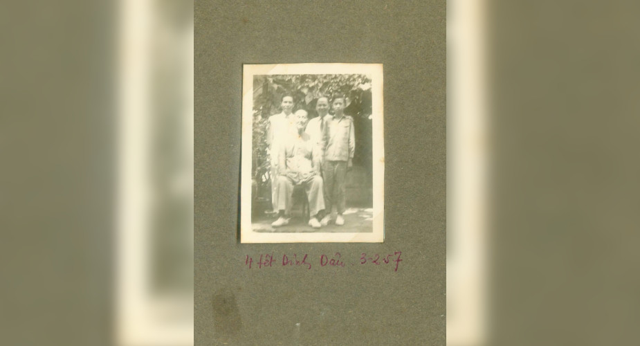  Grand Master Yuen Chai Wan with his students and Son  slide